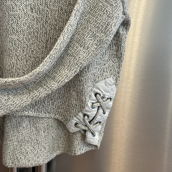 Dex sweater, longer in back, v-neck. - Picture 3 of 3